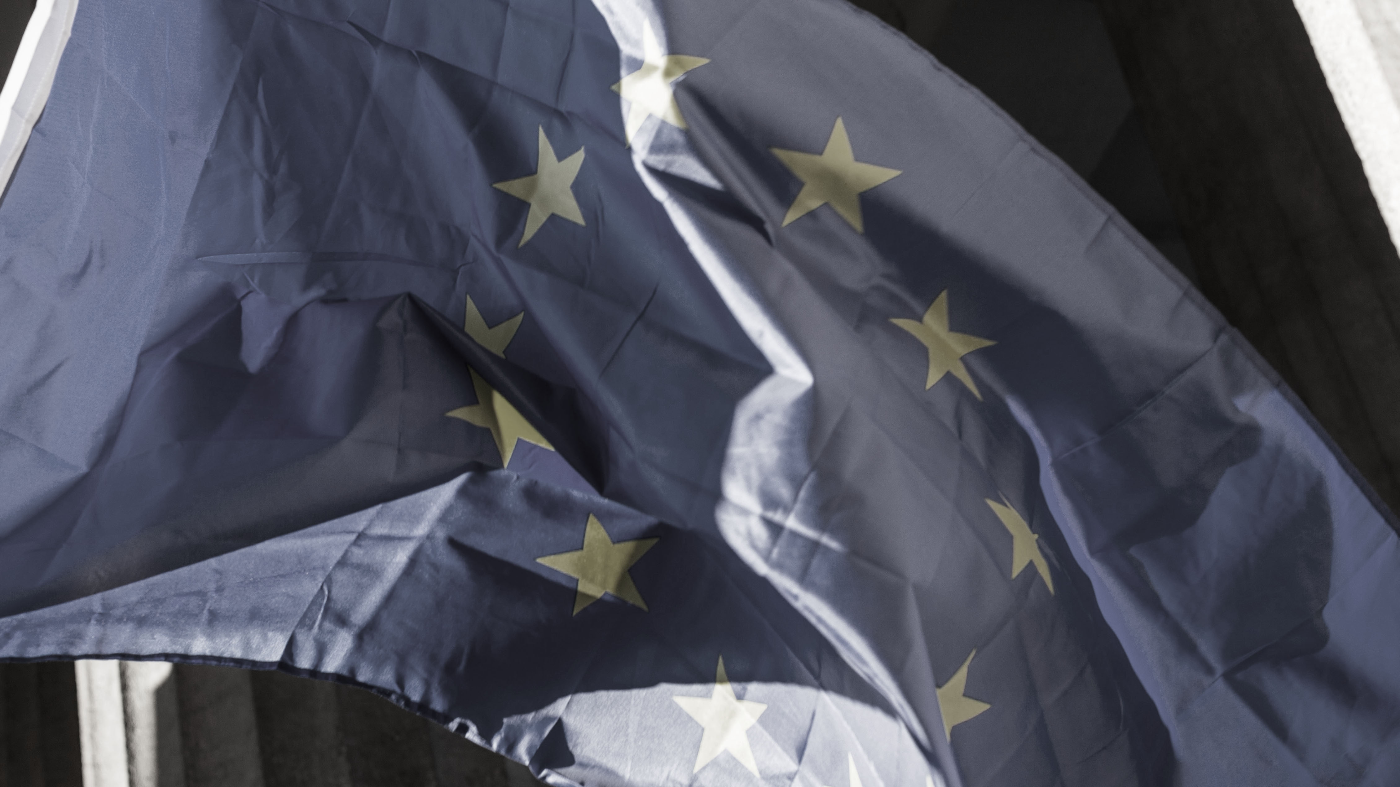 EU-flagga vajar för vinden